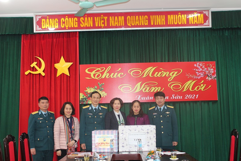 Dịp này, Đoàn công tác cũng đã đến thăm, tặng quà Hội LHPN tỉnh Sơn La