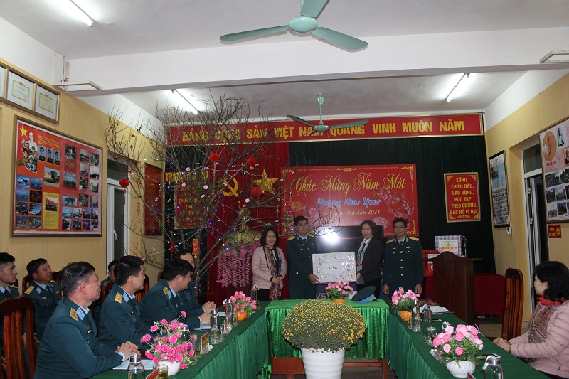 Đoàn công tác trao tặng món quà chúc Tết các chiến sỹ Trạm Ra đa 37 thuộc Trung đoàn 293