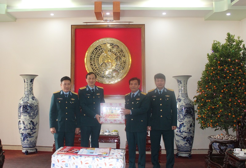 Cán bộ, chiến sỹ Trung đoàn Tên lửa 250 cũng đón nhận những phần quà của Sư đoàn không quân 361, những món quà không lớn nhưng thể hiện sự quan tâm, động viên chia sẻ với các chiến sỹ đang làm nhiệm vụ nơi đây mỗi dịp Tết đến Xuân về Cán bộ, chiến sỹ Trung đoàn Tên lửa 250 cũng đón nhận những phần quà của Sư đoàn không quân 361, những món quà không lớn nhưng thể hiện sự quan tâm, động viên chia sẻ với các chiến sỹ đang làm nhiệm vụ nơi đây mỗi dịp Tết đến Xuân về