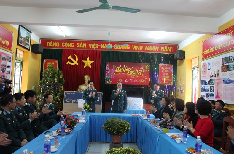 Những lời ca, tiếng hát của cán bộ chiến sỹ đáp lại tình cảm truyền thống tốt đẹp của chị em Phụ nữ Thủ đô đã không quản ngại đường xa khó khăn đến động viên cán bộ chiến sỹ  hoàn thành xuất sắc nhiệm vụ