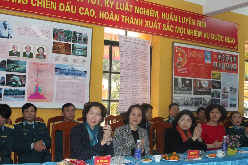 Cùng với cành cây quất, cảnh đào xuân thì những lời ca tiếng hát đã tạo nên một không khí ấp áp, thân tình phần nào xoa dịu bớt nỗi nhớ nhà, người thân mỗi độ  Xuân về