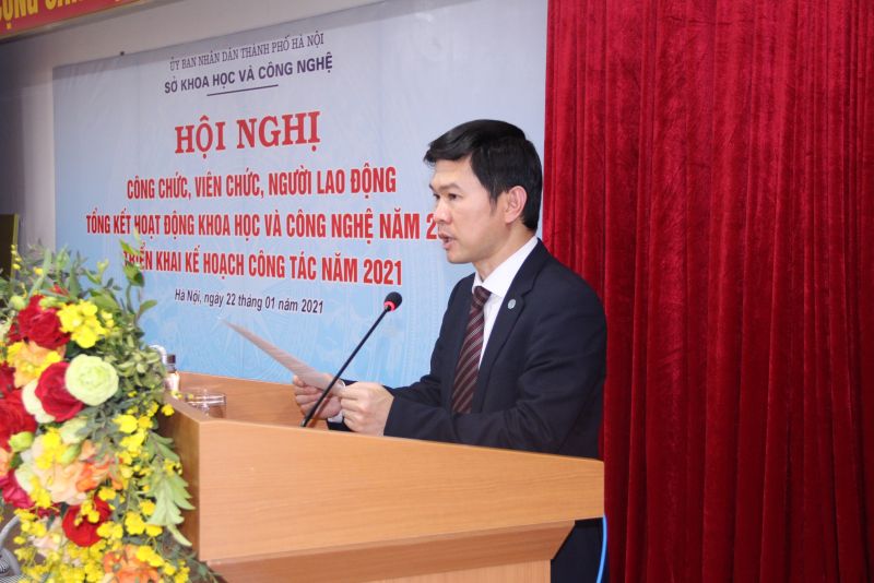 Ph&oacute; Gi&aacute;m đốc Sở Khoa học v&agrave; C&ocirc;ng nghệ H&agrave; Nội Nguyễn Anh Tuấn ph&aacute;t động phong tr&agrave;o thi đua năm 2021