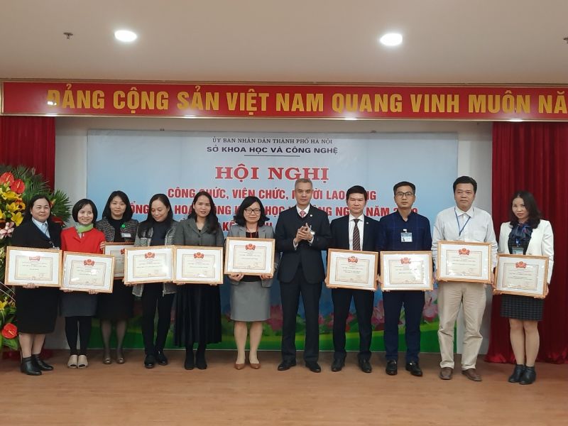 Th&agrave;nh ủy vi&ecirc;n, Gi&aacute;m đốc Sở Khoa học v&agrave; C&ocirc;ng nghệ trao khen thưởng c&aacute;c c&aacute; nh&acirc;n, tập thể