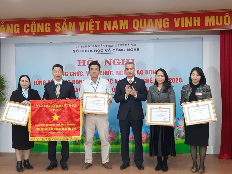 Th&agrave;nh ủy vi&ecirc;n, Gi&aacute;m đốc Sở KH&CN Nguyễn Hồng Sơn trao khen thưởng cho c&aacute;c tập thể, c&aacute; nh&acirc;n