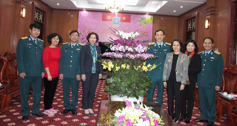 Hội LHPN Hà Nội đã có  hơn 30 năm kết nghĩa với Sư đoàn phòng không 361. Thông qua những chuyến thăm động viên, tặng quà các đơn vị, chị em càng thấu hiểu và chia sẻ những khó khăn, vất vả, hy sinh của cán bộ, chiến sĩ để bảo vệ toàn vẹn lãnh thổ thiêng liêng của Tổ quốc, vì bình yên của Thủ đô Hội LHPN Hà Nội đã có  hơn 30 năm kết nghĩa với Sư đoàn phòng không 361. Thông qua những chuyến thăm động viên, tặng quà các đơn vị, chị em càng thấu hiểu và chia sẻ những khó khăn, vất vả, hy sinh của cán bộ, chiến sĩ để bảo vệ toàn vẹn lãnh thổ thiêng liêng của Tổ quốc, vì bình yên của Thủ đô