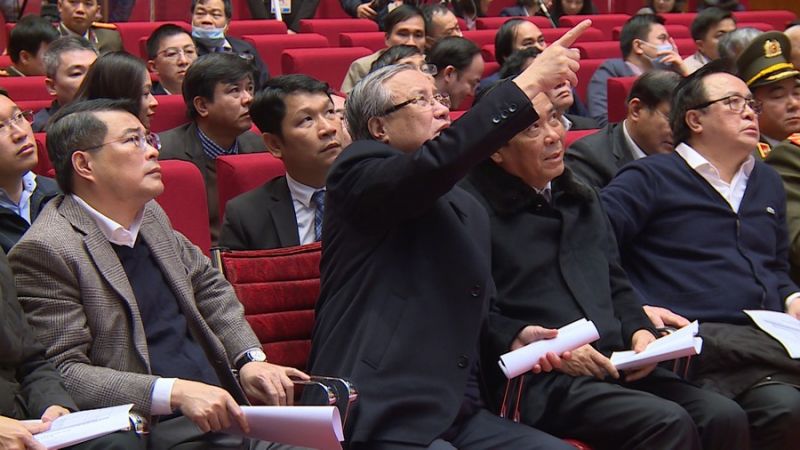 Đồng chí Trần Quốc Vượng, Ủy viên Bộ Chính trị, Thường trực Ban Bí thư,Trưởng Tiểu Ban phục vụ đi kiểm tra Hội trường chính nơi diễn ra Đại hội.