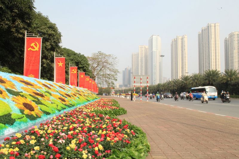 Các loại hoa được trang trí bắt mắt với nhiều tầng lớp trước cổng Trung tâm Hội nghị quốc gia