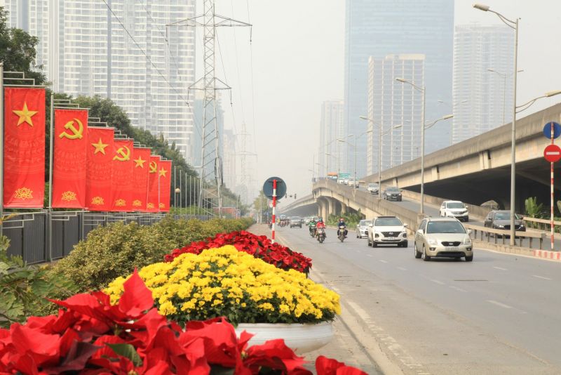 Trên khắp các tuyến đường của Thủ đô rợp cờ, hoa chào mừng sự kiện trọng đại