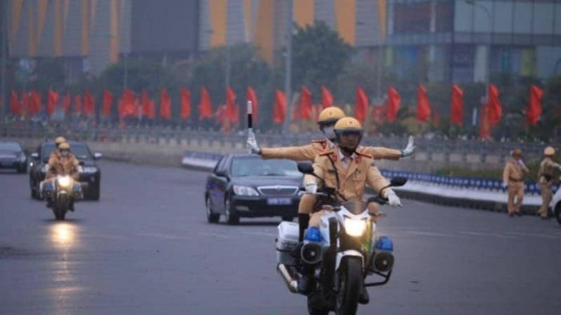 Lực lượng cán bộ chiến sỹ CSGT dẫn đoàn