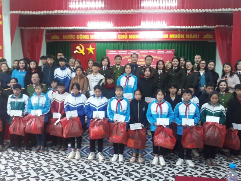 Những học sinh nghèo được trao quà đón Tết