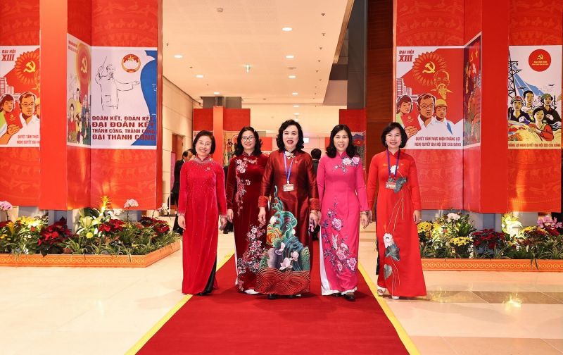 Các nữ đại biểu chụp ảnh chung trước giờ khai mạc phiên họp trù bị. (Ảnh: TTXVN)