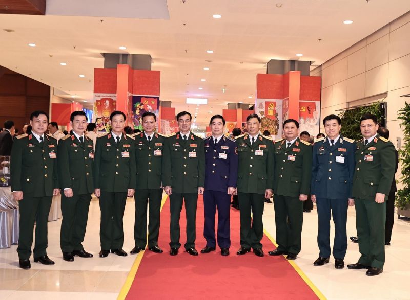 Các đại biểu đoàn Đảng bộ Quân đội chụp ảnh chung trước giờ khai mạc phiên họp trù bị. (Ảnh: TTXVN)