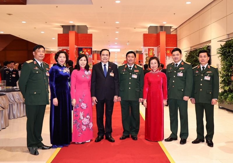 Các đại biểu đoàn Đảng bộ Quân đội chụp ảnh chung trước giờ khai mạc phiên họp trù bị. (Ảnh: TTXVN)