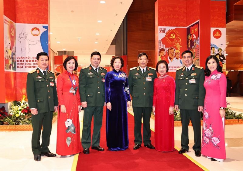 Các đại biểu đoàn Đảng bộ Quân đội chụp ảnh chung trước giờ khai mạc phiên họp trù bị. (Ảnh: TTXVN)