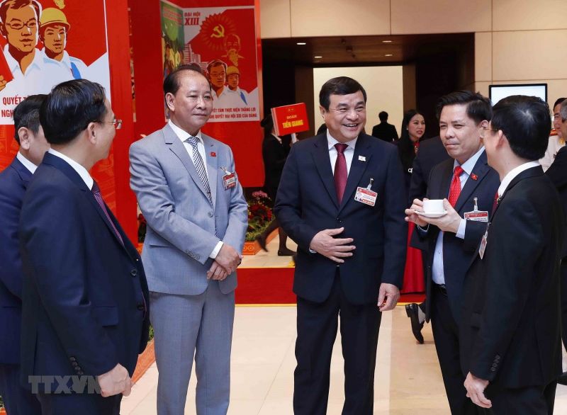 Các đại biểu thảo luận trước giờ diễn ra phiên họp trù bị. (Ảnh: TTXVN)