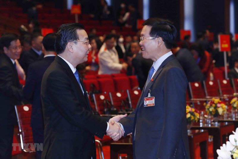 Ông Võ Văn Thưởng, Ủy viên Bộ Chính trị, Bí thư Trung ương Đảng, Trưởng ban Tuyên giáo Trung ương (bên phải) và đồng chí Chu Ngọc Anh, Ủy viên Trung ương Đảng, Phó Bí thư Thành ủy, Chủ tịch UBND TP Hà Nội trước giờ diễn ra phiên họp trù bị. (Ảnh: TTXVN)