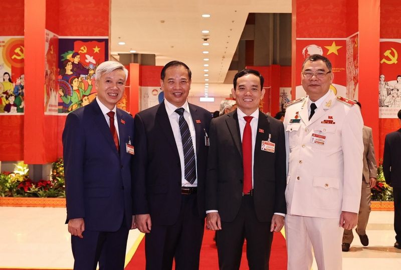 Các đại biểu chụp ảnh chung trước giờ khai mạc phiên họp trù bị. (Ảnh: TTXVN)