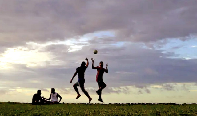 Dù không phải đối diện với bệnh nhưng cuộc sống người dân cũng bị ảnh hưởng không ít.