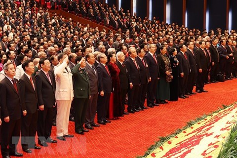 Các đại biểu thực hiện nghi thức chào cờ