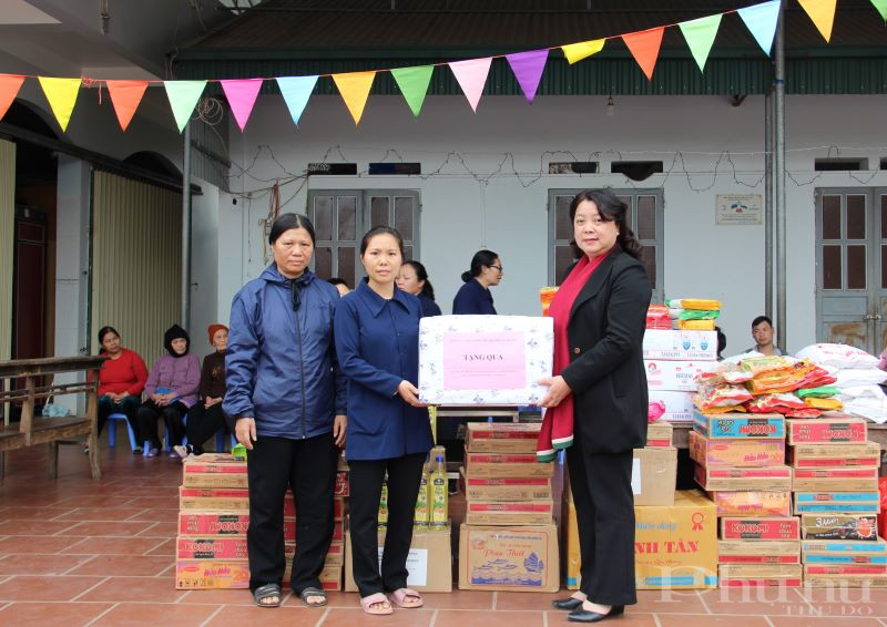 Phó Chủ tịch Thường trực Hội LHPN Hà Nội Nguyễn Thị Thu Thủy tặng quà của Đảng ủy cơ quan Thành hội cho các sơ tại Mái ấm Thánh Tâm.