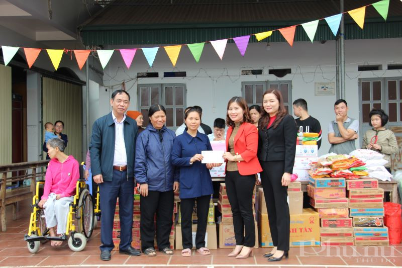 Hội LHPN huyện Mỹ Đức tặng tiền mặt hỗ trợ Mái ấm Thánh Tâm nhân dịp Tết Nguyên đán 2021.