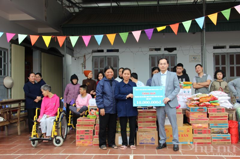 Đại diện công ty CPQT LEAD VIET và phòng khám đa khoa Y Tâm cũng dành tặng 20 triệu đồng cho Mái ấm Thánh Tâm nhân dịp Tết Tân Sửu 2021.