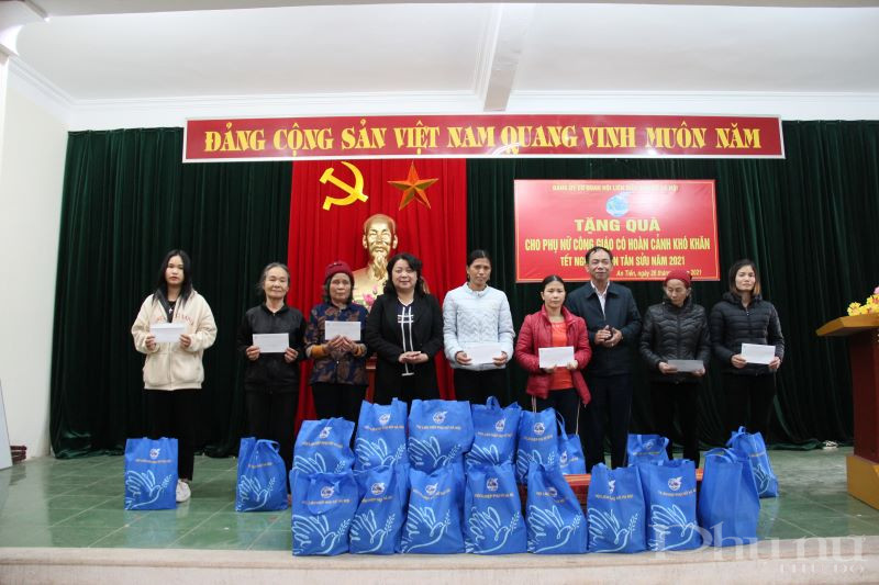 Đồng chí Nguyễn Thị Thu Thủy - Phó Chủ tịch Thường trực Hội LHPN Hà Nội và đồng chí Đỗ Trung Hai - Phó Bí thư Thường trực Huyện Mỹ Đức trao quà Tết cho phụ nữ công giáo có hoàn cảnh khó khăn tại xã An Tiến.