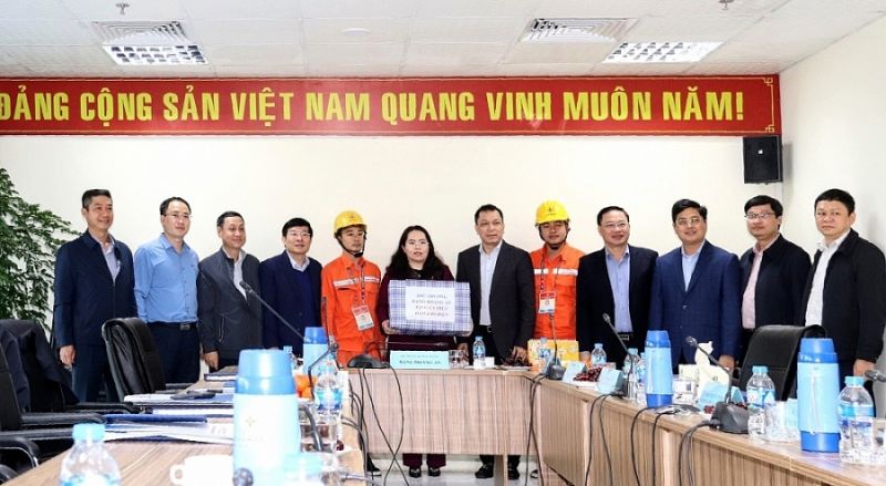 Thứ trưởng Bộ Công Thương Đặng Hoàng An tặng quà cho cán bộ công nhân viên, người lao động thực hiện nhiệm vụ trực đảm bảo điện phục vụ Đại hội XIII của Đảng Thứ trưởng Bộ Công Thương Đặng Hoàng An tặng quà cho cán bộ công nhân viên, người lao động thực hiện nhiệm vụ trực đảm bảo điện phục vụ Đại hội XIII của Đảng