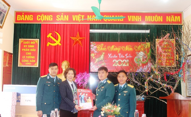 Đoàn công tác Hội LHPN Hà Nội thăm và chúc Tết Trạm Radar 35 thuộc Trung đoàn 293.