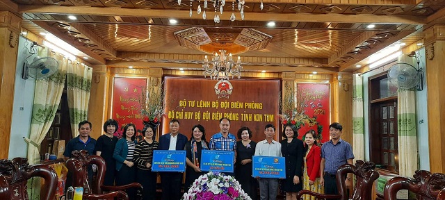 Đoàn công tác của Hội LHPN Hà Nội thăm, chúc Tết cán bộ, chiến sĩ bộ chỉ huy bộ đội biên phòng tỉnh Kon Tum, trao kinh phí hỗ trợ học sinh nghèo vượt khó trong chương trình “Nâng bước em đến trường” năm 2021