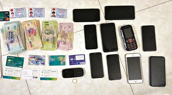 Tang vật thu được trong vụ án lừa đảo tại quận Hoàn Kiếm 	(Nguồn: Công an Hà Nội)