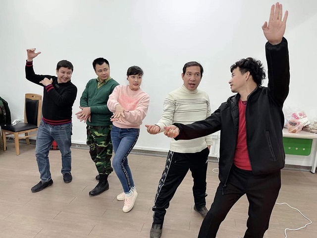 C&aacute;c nghệ sĩ tập chương tr&igrave;nh T&aacute;o qu&acirc;n l&uacute;c nửa đ&ecirc;m