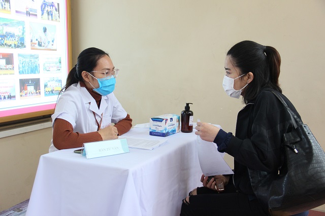 B&aacute;c b&aacute;c sỹ đại học y H&agrave; Nội tư vấn cho t&igrave;nh nguyện vi&ecirc;n tới t&igrave;m hiểu, đăng k&yacute; thử nghiệm l&acirc;m s&agrave;ng vắc-xin Covivac