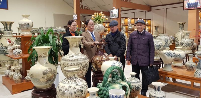Ông Lưu Duy Dần (thứ 2 từ bên trái sang) Ông Lưu Duy Dần (thứ 2 từ bên trái sang)