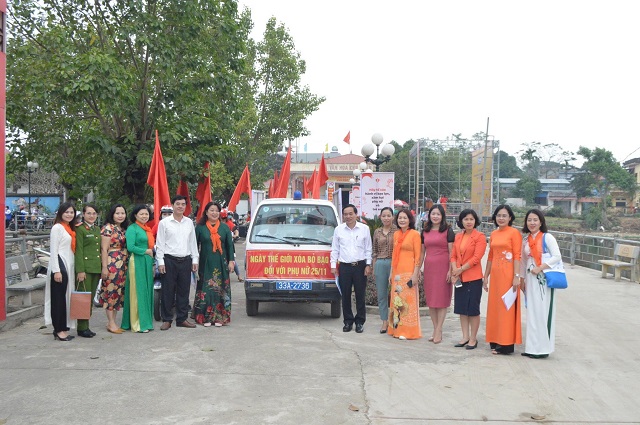 Một buổi truyền th&ocirc;ng chấm dứt bạo lực tr&ecirc;n cơ sở giới do Hội LHPN TP H&agrave; Nội phối hợp với Plan tổ chức