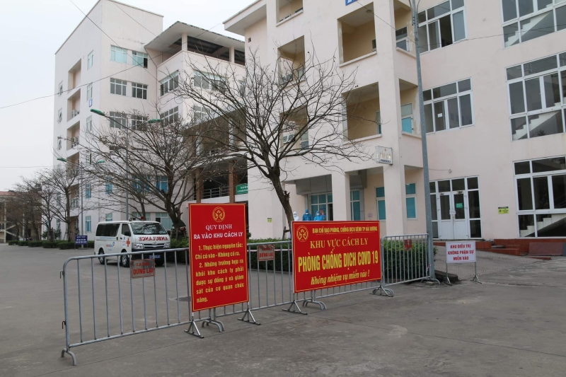 Dựng biển cách ly đảm bảo an toàn phục vụ công tác điều trị bệnh nhân COVID-19.