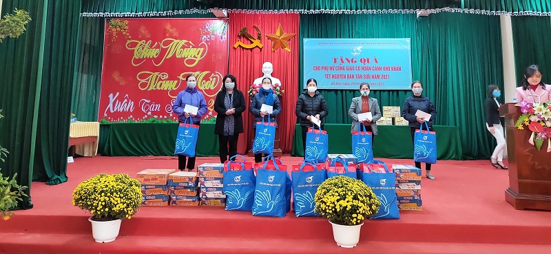 Thực hiện phòng chống dịch Covid -19, các gia đình đến nhận quà đều tuân thủ các biện pháp phòng dịch an toàn