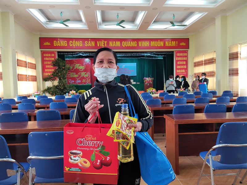 Đảng ủy cơ quan Hội LHPN Hà Nội: Tặng quà cho phụ nữ công giáo có hoàn cảnh khó khăn tại huyện Phú Xuyên - ảnh 5