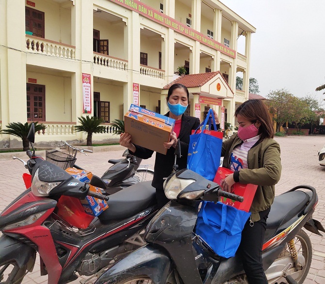 Chị em phấn khởi nhận quà đem về các gia đình. Do tình hình dịch bệnh Covid 19 với những chị em không đến được tại UBND xã thì Hội PN sẽ chuyển đến các hộ gia đình.