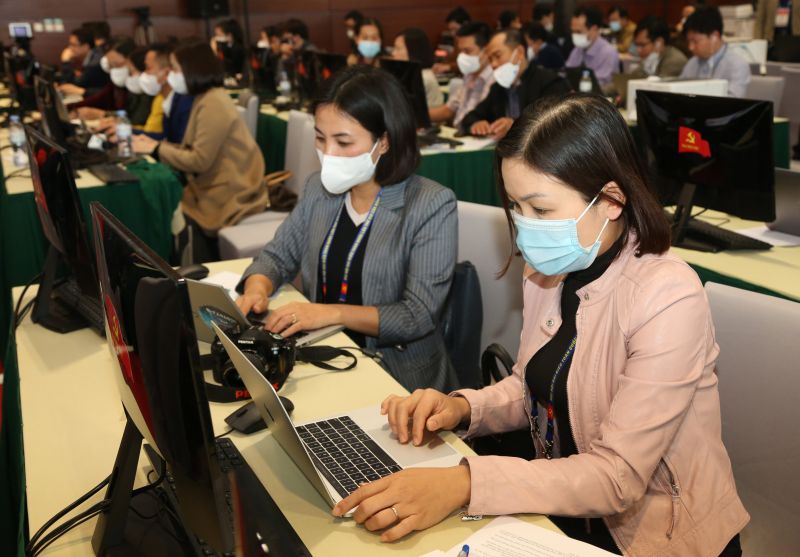 Phóng viên tại Đại hội Đảng XIII thực hiện nghiêm biện pháp phòng, chống dịch - ảnh 1