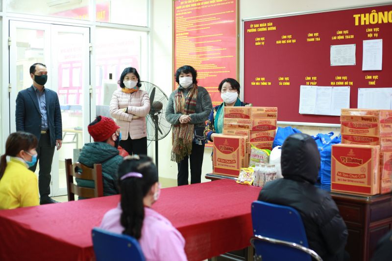 Quang cảnh buổi trao quà cho 20 phụ nữ nhập cư tại phường Chương Dương (quận Hoàn Kiếm). Để đảm bảo các quy định phòng, chống dịch Covid-19, các đại biểu và nữ LĐNC đều đứng/ngồi cách xa nhau.