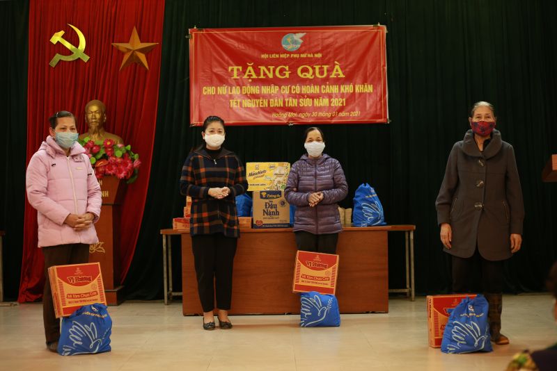 Đại diện Hội LHPN quận Hoàng Mai cùng trao quà của Hội LHPN Hà Nội cho phụ nữ nhập cư trên địa bàn quận