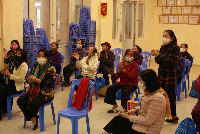 Đ/c Nguyễn Thị Thu Thủy (hàng đầu, thứ 2 từ phải qua) cùng chung niềm vui với chị em nhập cư quận Hoàng Mai khi được nhận quà Tết của Hội