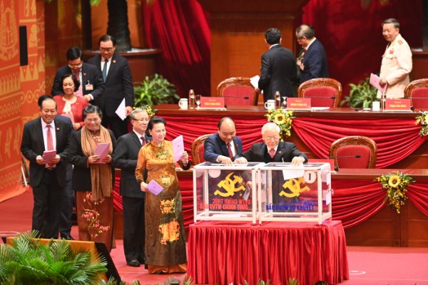 Tổng Bí thư, Chủ tịch nước Nguyễn Phú Trọng, Thủ tướng Nguyễn Xuân Phúc, Chủ tịch Quốc hội Nguyễn Thị Kim Ngân, Thường trực Ban Bí thư Trần Quốc Vượng bỏ phiếu bầu Ban Chấp hành Trung ương khóa XIII.