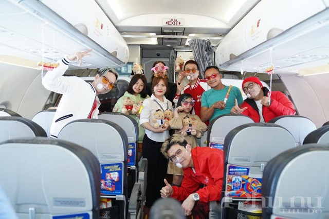 Các chàng trai Da LAB công bố ca khúc mới trên chuyến bay Vietjet - ảnh 3