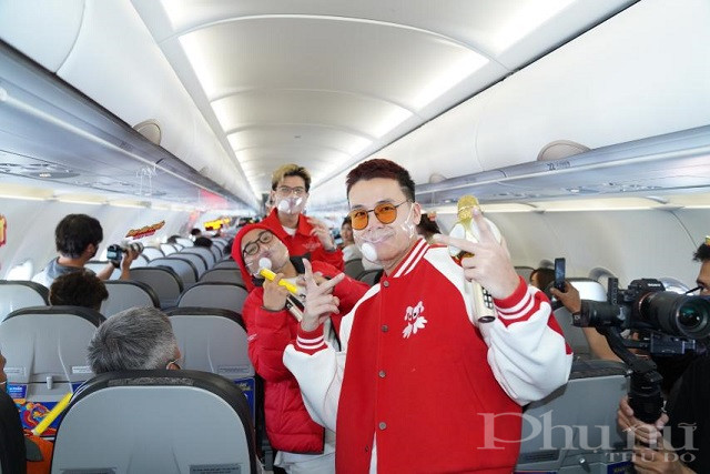 Các chàng trai Da LAB công bố ca khúc mới trên chuyến bay Vietjet - ảnh 4
