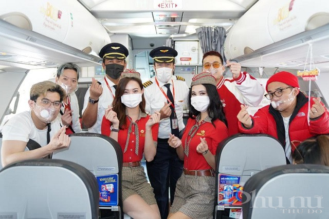 Các chàng trai Da LAB công bố ca khúc mới trên chuyến bay Vietjet - ảnh 6