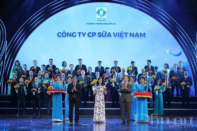 Bà Nguyễn Thị Minh Tâm – Giám đốc Chi nhánh Vinamilk Hà Nội đại diện nhận biểu trưng tại Lễ công bố các doanh nghiệp có sản phẩm đạt Thương Hiệu Quốc Gia năm 2020 diễn ra tại Hà Nội. Bà Nguyễn Thị Minh Tâm – Giám đốc Chi nhánh Vinamilk Hà Nội đại diện nhận biểu trưng tại Lễ công bố các doanh nghiệp có sản phẩm đạt Thương Hiệu Quốc Gia năm 2020 diễn ra tại Hà Nội.