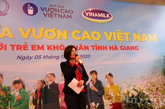 B&agrave; Nguyễn Thị H&agrave;, Ph&oacute; Gi&aacute;m đốc Quỹ Bảo trợ Trẻ em tỉnh H&agrave; Giang mong ước Quỹ sữa Vươn cao Việt Nam v&agrave; Vinamilk lu&ocirc;n gắn b&oacute; v&agrave; hỗ trợ trẻ em v&ugrave;ng cao H&agrave; Giang.