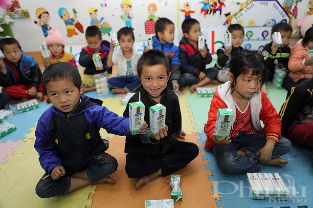 Những giờ uống sữa vui vẻ theo chương tr&igrave;nh Quỹ sữa Vươn cao Việt Nam của c&aacute;c em học sinh H&agrave; Giang.